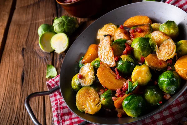 Rosenkohl Kartoffelpfanne Mit Speck Rustikalen Stil — Stockfoto