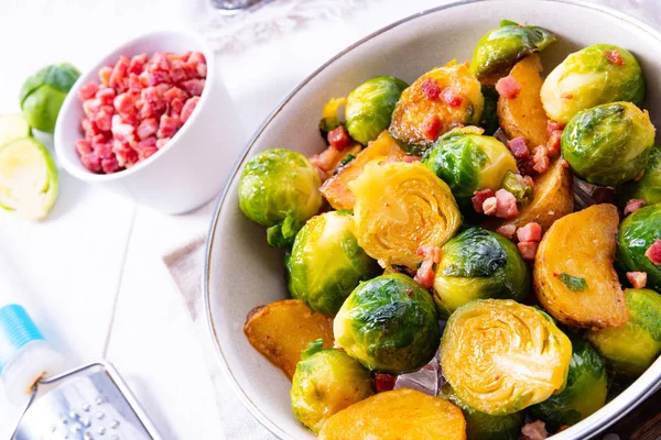 Rosenkohl Mit Honig Und Sesam Aus Dem Ofen — Stockfoto