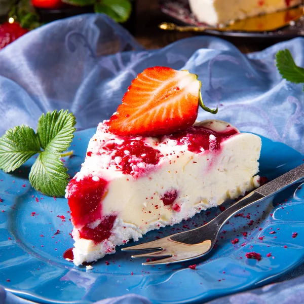 Beautiful Tasty Cheesecake Baking Strawberries — Stock Photo, Image