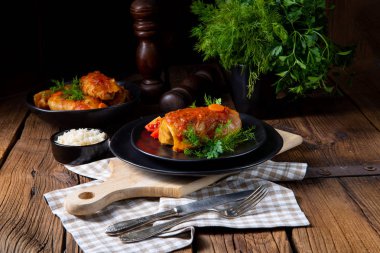 Kızarmış lahana ruloları, pilav ve kıyma, koma tarifine göre.