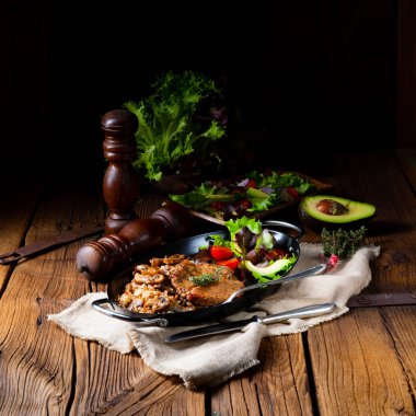 Mantarlı biftek, karabuğday ve mango salatası.