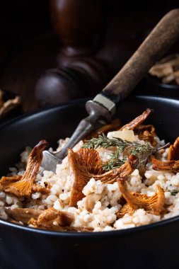 Kaszotto, mantarlı arpa tarlasından yağlı risotto.