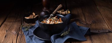Kaszotto, mantarlı arpa tarlasından yağlı risotto.