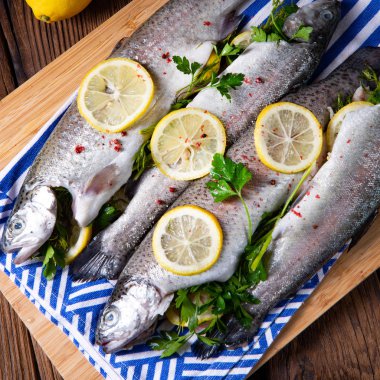 limon ve farklı bitki ile taze alabalık