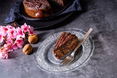 Sulu haşhaş tohum kek elma ve çikolata glaz