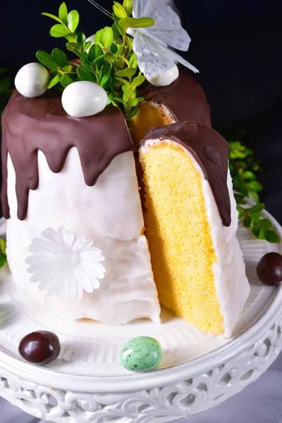 Osterkuchen Mit Zucker Und Schokoladenglasur — Stockfoto