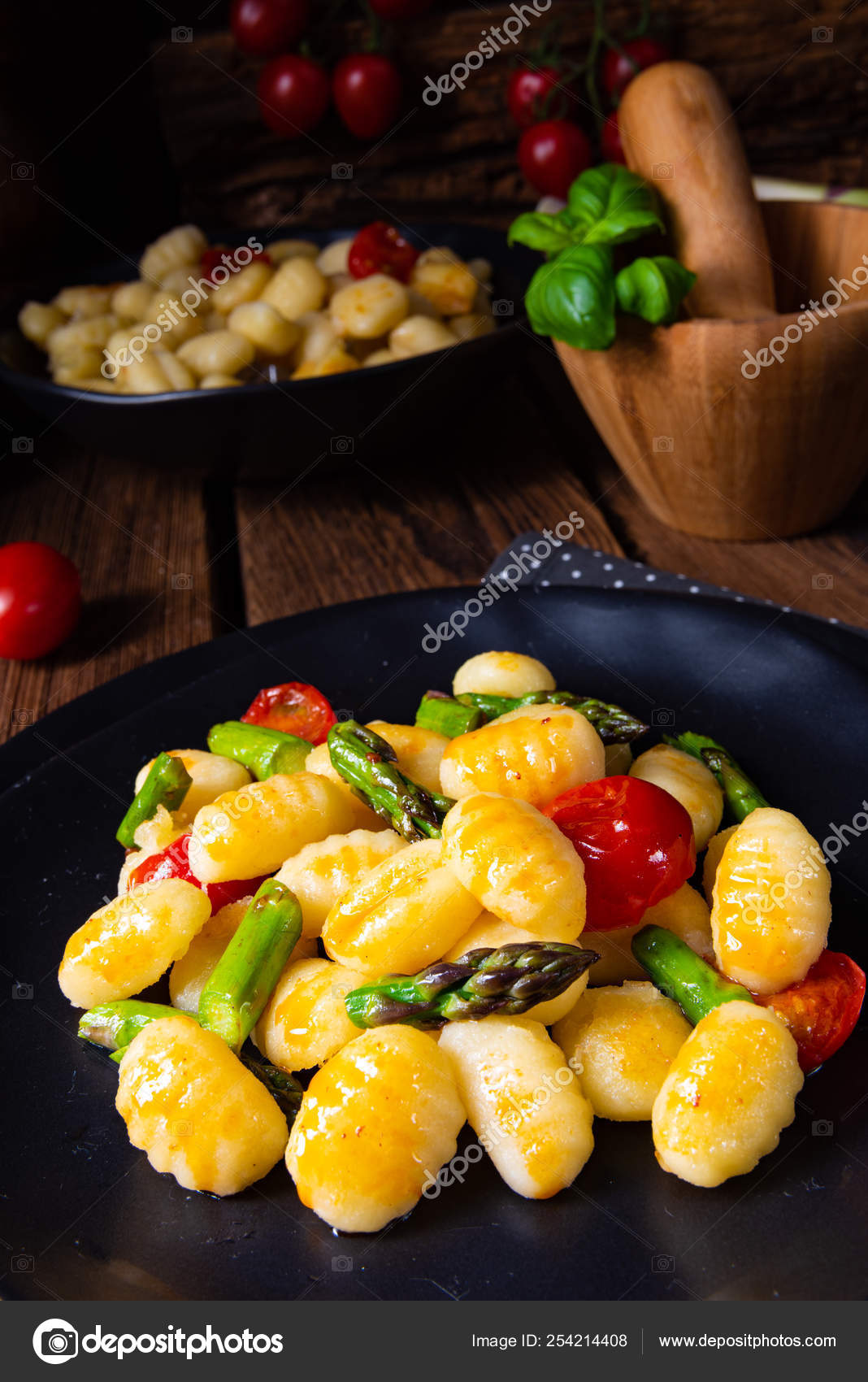 Crispy Gnocchi Roasted Asparagus Tomatoes Stock Photo by ©dar19.30