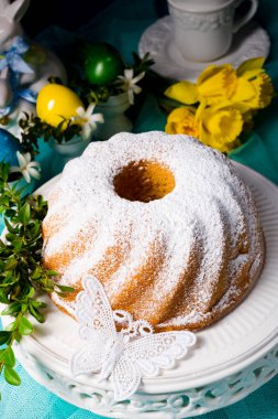 Şeker ve çikolata glaz ile Paskalya kek