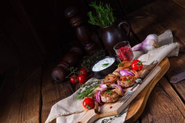 Nane ve rosemar ile lezzetli kuzu pirzolası