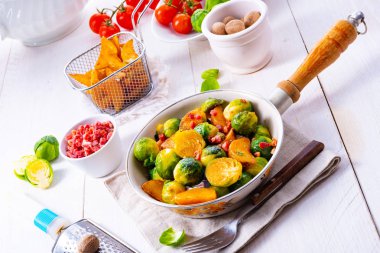 Bal ve susam ove dan ile kavrulmuş Brüksel lahanası