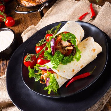 Kurutulmuş domuz eti ve salatayla dolu lezzetli paketler.