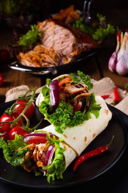 Kurutulmuş domuz eti ve salatayla dolu lezzetli paketler.