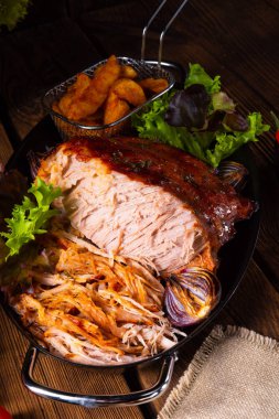 Lezzetli domuz eti ve fırında patates