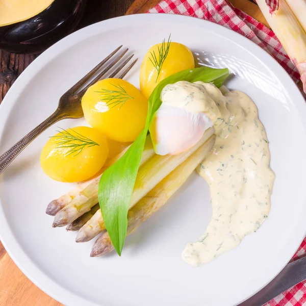 Asparagus Dengan Saus Telur Rebus Dan Bawang Putih Liar — Stok Foto