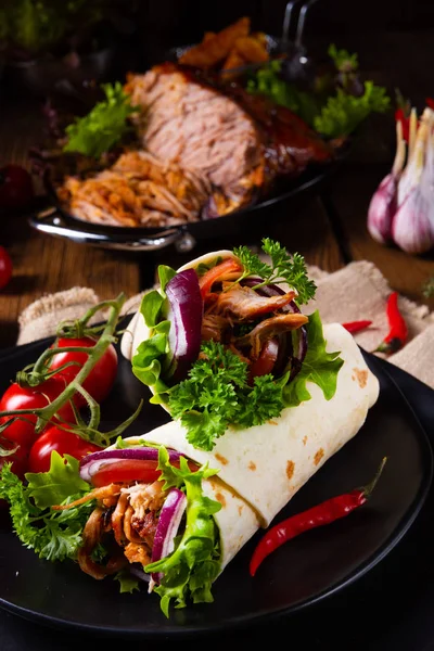豚肉とサラダで満たされたおいしいラップ — ストック写真