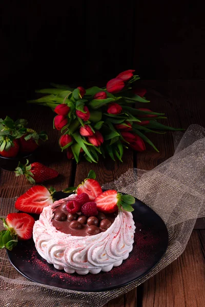 Pavlova Leve Com Frutas Frescas Chocolate — Fotografia de Stock