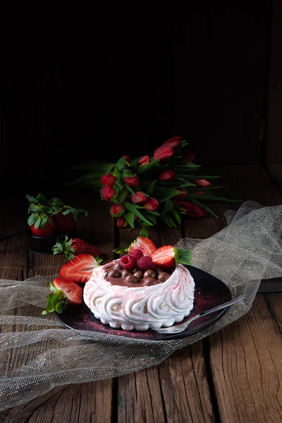 Lehká Pavlova Čerstvým Ovocem Čokoládou — Stock fotografie