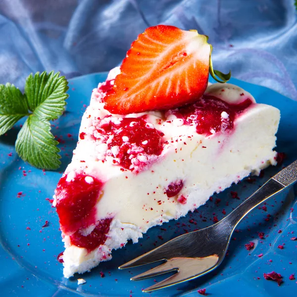 Beautiful Tasty Cheesecake Baking Strawberries — Stock Photo, Image