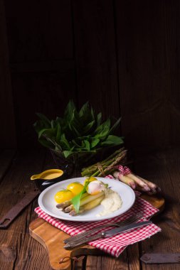 Yumurta soslu kuşkonmaz ve yabani sarımsak.