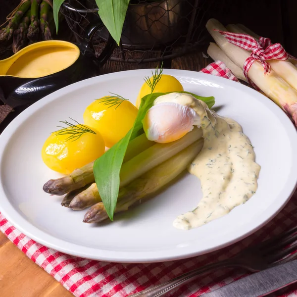 Asperges Met Gepocheerde Eiersaus Wilde Knoflook — Stockfoto