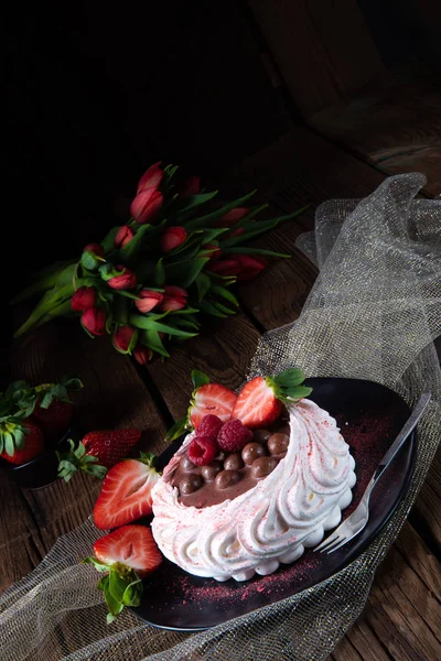 Leichte Pavlova Mit Frischem Obst Und Schokolade — Stockfoto