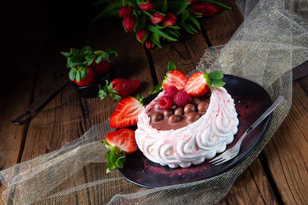 Pavlova Leve Com Frutas Frescas Chocolate — Fotografia de Stock