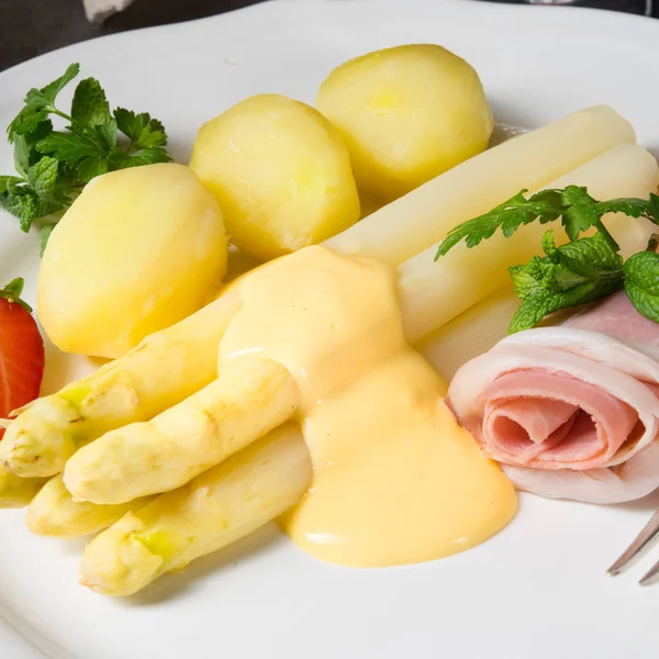 Asperges Met Lichte Ham Bechamelsaus — Stockfoto