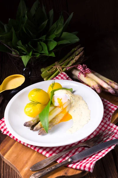 Asperges Met Gepocheerde Eiersaus Wilde Knoflook — Stockfoto