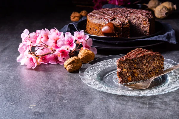 Saftiga Poppy Seed Tårta Med Äpplen Och Choklad Glasyr — Stockfoto