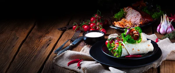Des Enveloppements Savoureux Remplis Porc Effiloché Salade — Photo