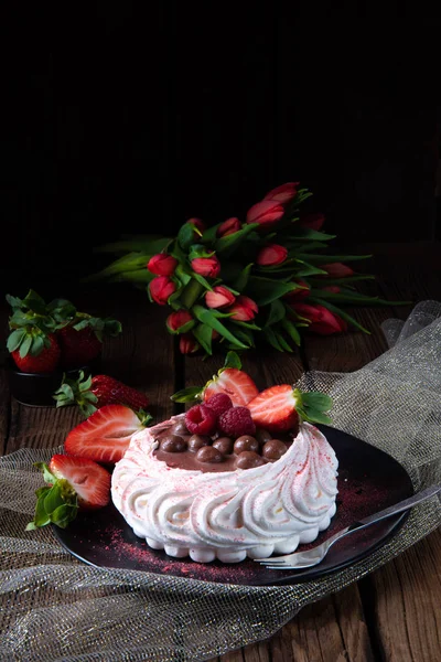 Pavlova Leve Com Frutas Frescas Chocolate — Fotografia de Stock