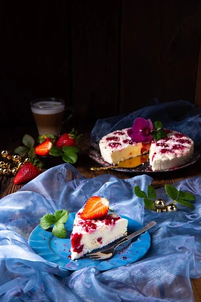 Beautiful Tasty Cheesecake Baking Strawberries — Stock Photo, Image