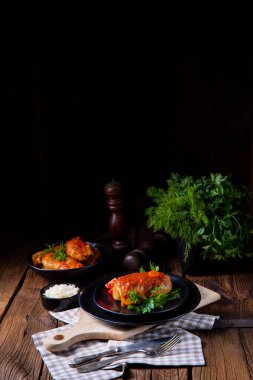 Kızarmış lahana ruloları, pilav ve kıyma, koma tarifine göre.