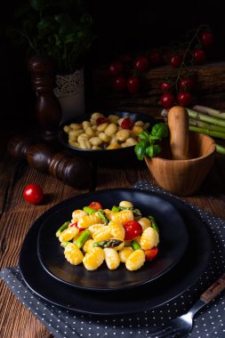 Kızarmış kuşkonmaz ve domatesli gevrek gnocchi.