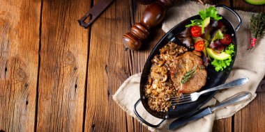 Mantarlı biftek, karabuğday ve mango salatası.