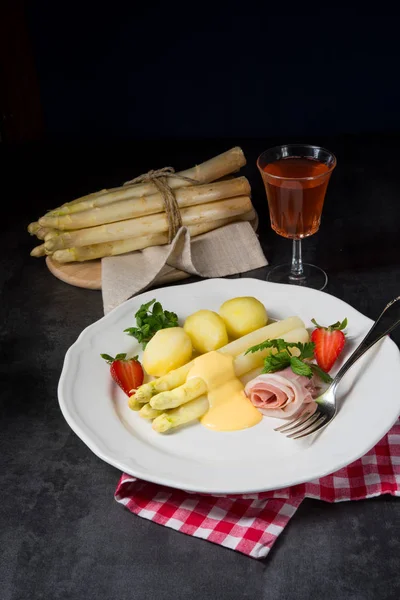 Asperges Met Lichte Ham Bechamelsaus — Stockfoto