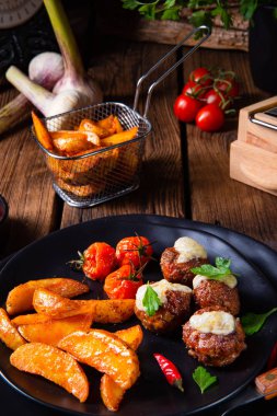 Fırından patates çeyrekliği ile köfte.