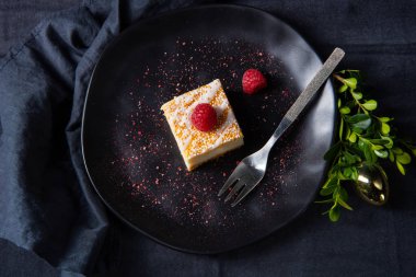 Kutudan çıkan lezzetli peynirli kek.