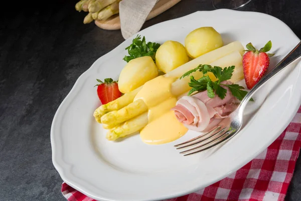 Asperges Met Lichte Ham Bechamelsaus — Stockfoto