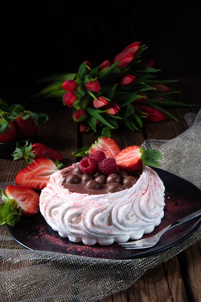 Lichte Pavlova Met Vers Fruit Chocolade — Stockfoto
