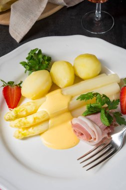 Hafif jambon ve beşamel soslu kuşkonmaz.