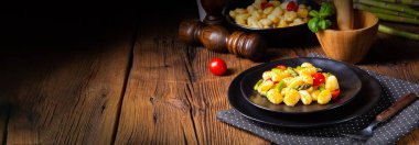 Kızarmış kuşkonmaz ve domatesli gevrek gnocchi.