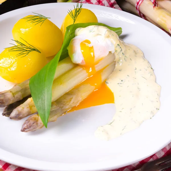 Asparagus Poached Egg Sauce Wild Garlic — Stock Photo, Image