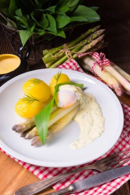 Yumurta soslu kuşkonmaz ve yabani sarımsak.