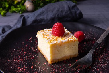 Kutudan çıkan lezzetli peynirli kek.