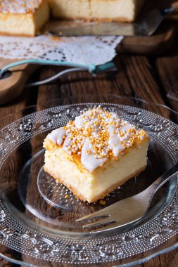 Çerezlerle dolu teneke kutudan sulu peynirli kek