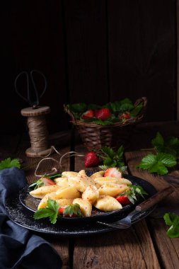 Kopytka - patatesli börek ve çilek.