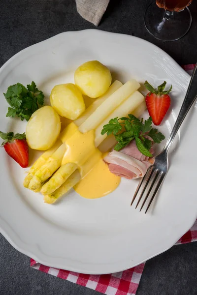 Asperges Met Lichte Ham Bechamelsaus — Stockfoto