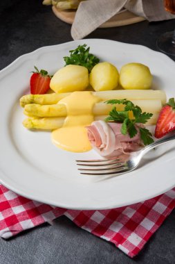 Hafif jambon ve beşamel soslu kuşkonmaz.
