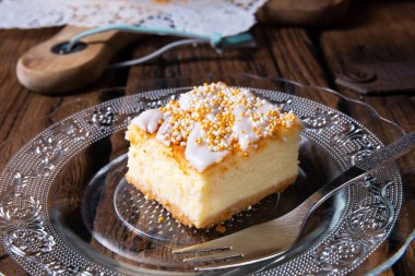 Çerezlerle dolu teneke kutudan sulu peynirli kek